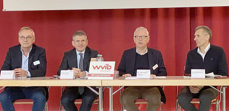 Die Industrie sendet SOS.
Standen der Presse Rede und Antwort (von links): Siegfried Kurek (HEB Hydraulik-Elementebau GmbH), Bert Sutter (wvib-Präsident und Sutter Medizintechnik GmbH), Christoph Münzer (wvib-Hauptgeschäftsführer) und Jesús Bastante (Taifun-Tofu GmbH). 

Foto: Wirtschaftsverband Industrieller Unternehmen Baden e.V. 