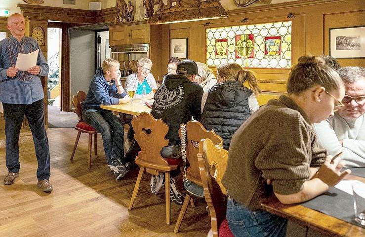 Das Hochschwarzwälder Stuben-Quiz geht in die zweite Runde.
Der Moderator stellt Fragen beim Stuben-Quiz in Hinterzarten.

Foto: Hochschwarzwald Tourismus GmbH