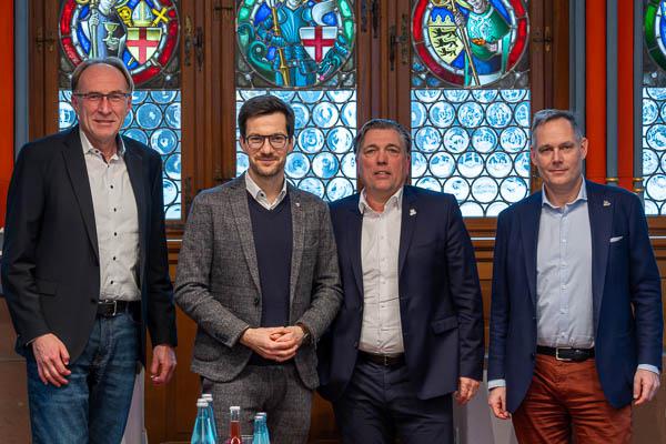 Stadt Freiburg will Machbarkeitsstudie zur Sanierung der Eishalle in Neubauqualität.
Von links: Baubürgermeister Martin Haag, Oberbürgermeister Martin Horn, EHC-Vorstand Michael Müller und EHC-Schatzmeister Jens Ziser.

Foto: Jens Glade / Internetzeitung REGIOTRENDS