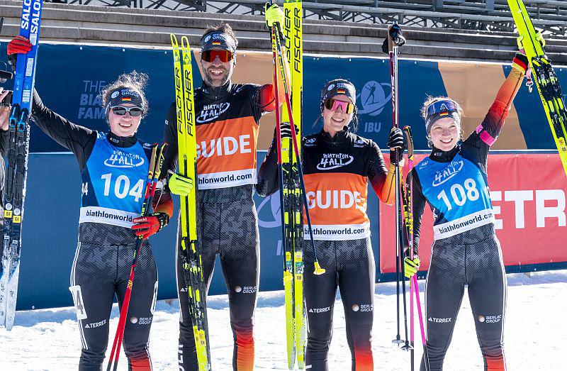 Para Biathlon-WM: Starker Start in Traumkulisse.
Leonie Walter (SC St. Peter) und Johanna Recktenwald (Biathlon-Team Saarland).

Foto: Deutscher Behindertensportverband e.V. - Ralf Kuckuck