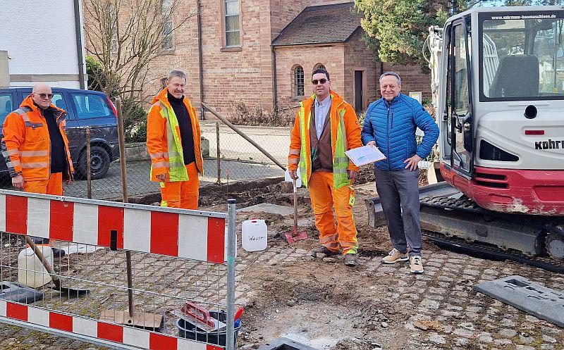 Neuer Fahrradunterstand für die Grundschule Appenweier-Nesselried.
Von links: Jürgen Lechleiter (Bauhof), Bruno Vollmer (Bauhofleiter), Benjamin Schneider (stellv. Bauhofleiter) und Klaus Sauer (Ortsvorsteher Nesselried).

Foto: Gemeinde Appenweier