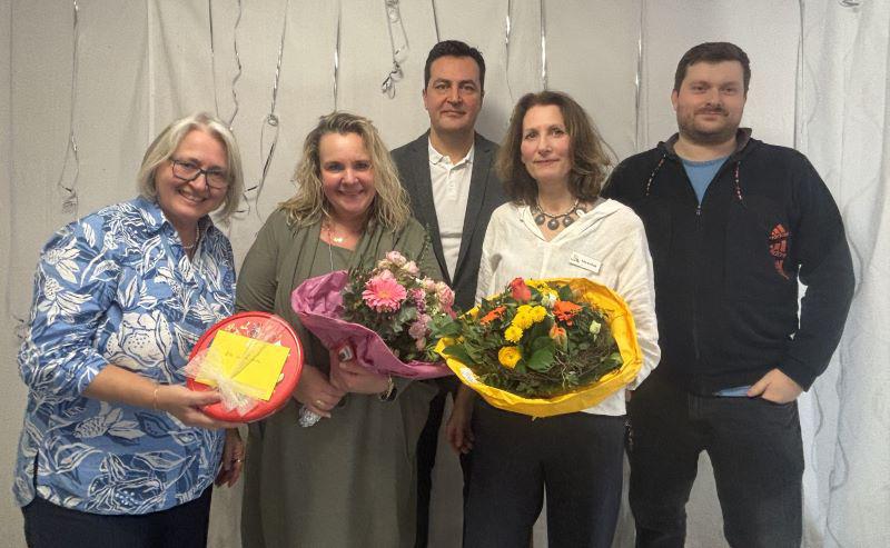 Feierten 10 Jahre Kita Kurgarten - Von links: Karola Kreutz, 2.
Bürgermeisterstellvertreterin; Kita-Leiterin Ulrike Liebeneiner und Stellvertreterin Elke
Ortlieb; Stephan Busch, Amtsleiter Bildung, Familie & Soziales und
Elternbeiratsvorsitzender Raphael Fischer

Foto: Stadt Bad Krozingen