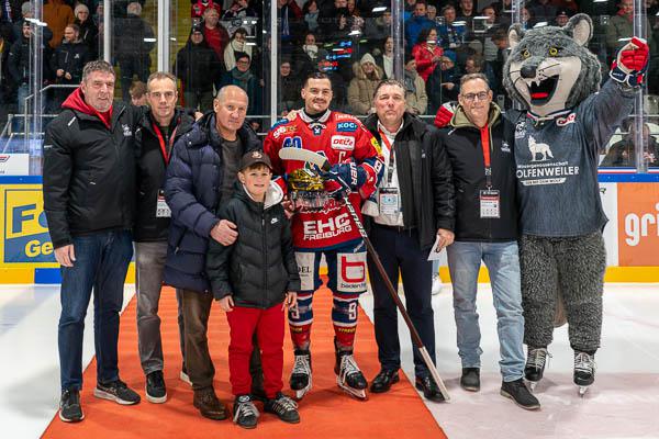 EHC Freiburg verliert auch gegen Krefeld 
Ehrung für Nikolas Linsenmaier. Keiner hat mehr Scorerpunkte (727) für den EHC Freiburg erzielt als das Freiburger Eigengewächs.

Foto: Jens Glade / Internetzeitung REGIOTRENDS