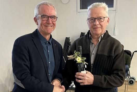 Mutiger Schritt in die Zukunft: Tennisclub Heimbach plant einen Beachtennis-Court.
Ein Blick auf die Planung für den Beachtennisplatz, aber auch ein positiver Blick auf die Zukunft des Tennis wagt Clubchef Edgar Faller.

Foto: Regina Keller