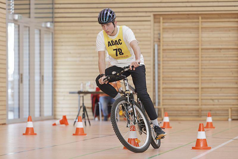 Sicher und selbstbewusst auf dem Fahrrad.
Louis Schladebach aus Ehrenkirchen bewältigte den Parcours in weniger als acht Sekunden.

Foto: ADAC Südbaden e.V. - ADAC Württemberg