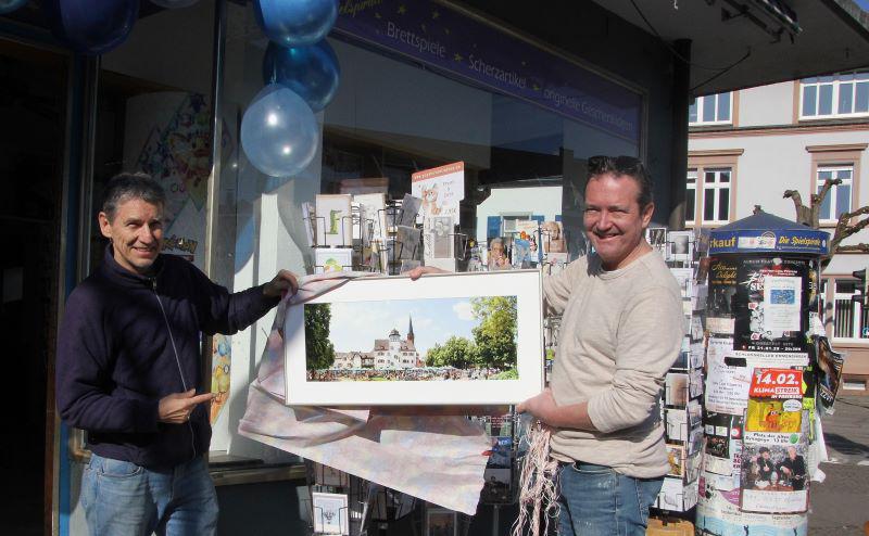 Stadtbilder Emmendingen: Samstagnachmittag in der Großen Kreisstadt 

Wiedereröffnung der "Spielspirale": Firmengründer Günther Hoffmann (links) hat einen Nachfolger für sein Ladengeschäft und die beiden Spielzeugflohmärkte gefunden. Marko Kaldewey (rechts) hat mit seiner Firma „Mehr Zeit für unsere Kinder GmbH“ "Die Spielspirale - der Laden" übernommen. Jan Engler wird künftig das Ladengeschäft leiten.
Bei der Wiedereröffnung am Samstag waren bereits aktuelle Neuheiten von der Spielzeugmesse in Nürnberg zu haben. Günther Hoffmann wird weiterhin seine Künstlemärkte und "Kunst aus dem Koffer" veranstalten. Beiden Unternehmern war es wichtig, den Aktivposten am Eingang zur Theodor-Ludwig-Straße zu erhalten und damit auch einen Beitrag zur Branchenvielfalt in Emmendingen zu leisten.

Bild: Reinhard Laniot / REGIOTRENDS lokal: EM-extra"