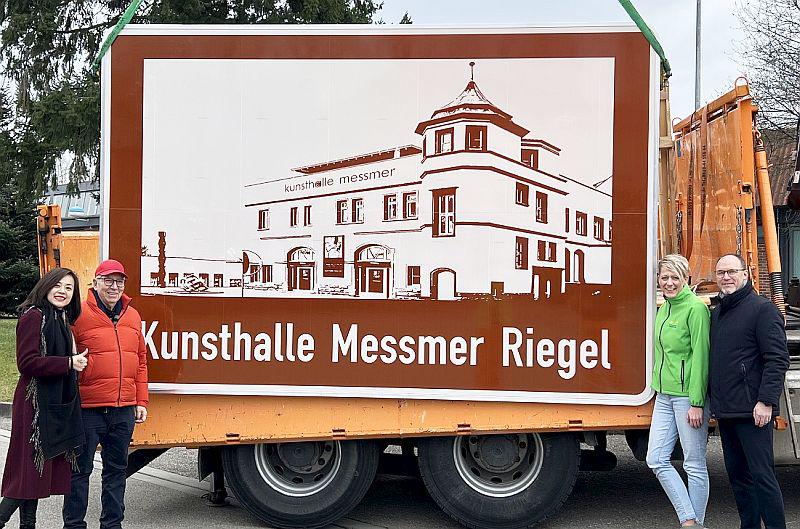 Kunst auf der Überholspur: Neues Autobahnschild für die Kunsthalle Messmer in Riegel.
Von links: Lea und Jürgen A. Messmer (Kunsthalle Messmer), Ulrike Weiß (Naturgarten Kaiserstuhl GmbH) und Daniel Kietz (Bürgermeister Gemeinde Riegel am Kaiserstuhl).

Foto: Naturgarten Kaiserstuhl GmbH