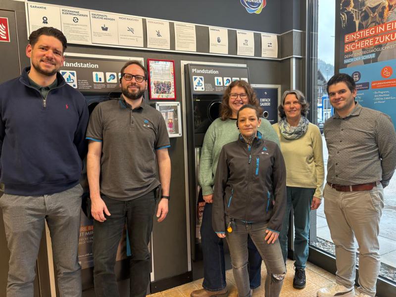 Freuen sich über die Pfandspendenbox (von links): Johannes Uhlmann (Regionalverkaufsleiter von Aldi), Felix Schmidt (Filialleiter der Waldkircher Aldi-Filiale), Marianne Füchter (Leiterin der Kita Spielinsel), Mirjam Moehr (Verkäuferin in der Waldkircher Aldi-Filiale), Petra Reichenbach (Erzieherin in der Kita Spielinsel) und Michael Hartmann (Kita-Manager der Stadt Waldkirch)

(Bild: Stadt Waldkirch)