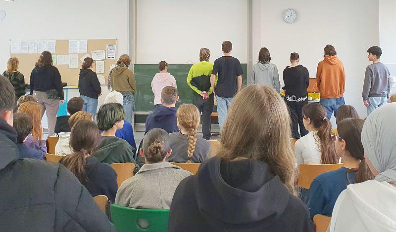 Projekt Zivilcourage in Weil am Rhein: 100 Kant-Schüler machten mit.
Projekt Zivilcourage: Gemeinsam mit dem Theater Tempus fugit durchliefen rund 100 Schüler der achten Klasse verschiedene Stationen, in denen sie heiklen Alltagssituationen begegnen mussten. 

Foto: Stadtverwaltung Weil am Rhein - Anselm