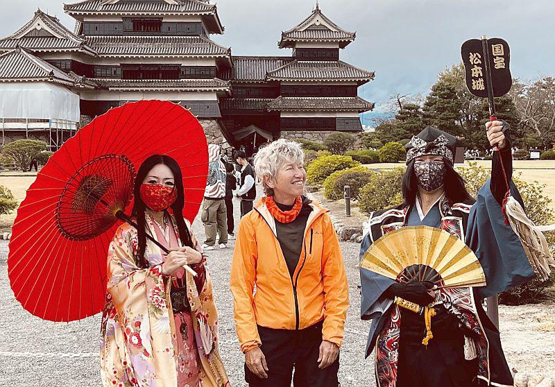 25. Februar 2025: Vortrag über Fahrradreise durch Japan, Südkorea und Taiwan in Lahr.
An der Burg von Matsumoto in Japan begegnete Dorothee Fleck Menschen in traditioneller Tracht.

Foto: Stadt Lahr - Dorothee Fleck