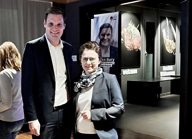 Dr. Yannick Bury (MdB) hat den Wahlkreis Emmendingen-Lahr gewonnen. Glückwünsche erhielt der CDU-Bundestagsabgeordnete bei der Wahlparty in Kohlers Kulinarium in Lahr von Marion Gentges (Justizministerin Baden-Württemberg) 