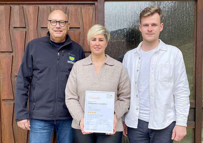 Erfolgreiche Sterneklassifizierungen für zwei Wohnungen in Simonswald.
Martin Kehrer (Tourist Info Simonswald), Gastgeberin Andrea Herzberger (Hansmichelhof) und Julius Müller (ZTL).

Foto: Elztal & Simonswäldertal Tourismus GmbH