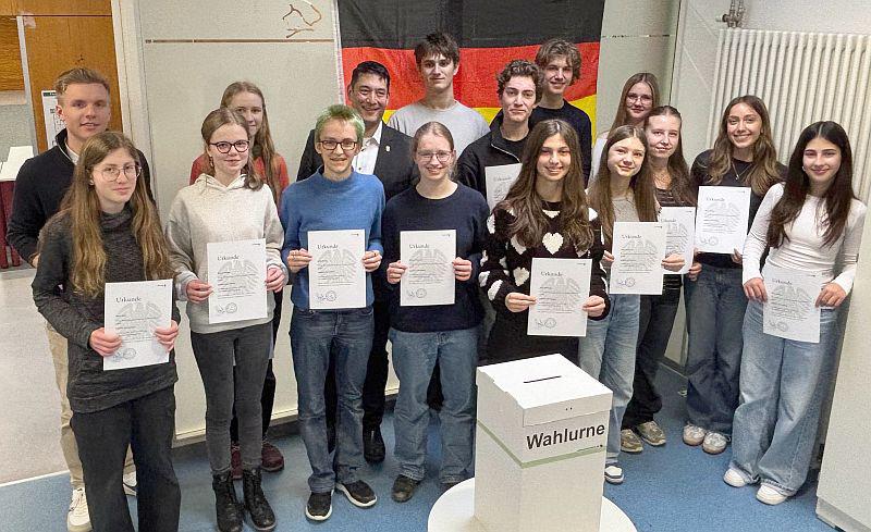 Juniorwahl am Erasmus-Gymnasium in Denzlingen.
Die Wahlhelferinnen und Wahlhelfer der Juniorwahl am Erasmus-Gymnasium Denzlingen mit Bürgermeister Markus Hollemann (Sechster von links) nach tadelloser Durchführung der Juniorwahl zur Bundestagswahl 2025. 

Foto: Gemeinde Denzlingen - Erasmus-Gymnasium Denzlingen.