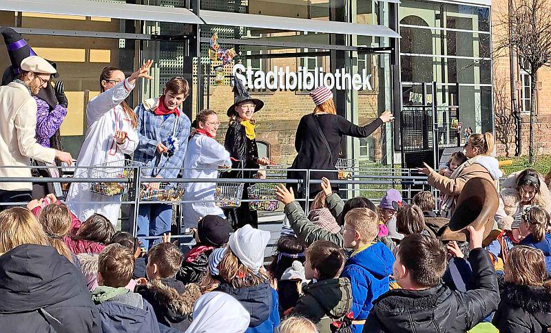 27. Februar/4. März 2025: Schließtage der Stadtbibliothek Offenburg an Fasnacht.
Om „Schmutzige“ word „Gizig“ grufe und Bohnesupp gegesse, un die Stadtbibliothek bliebt zue.

Foto: Stadt Offenburg - Manfred Schwabbauer