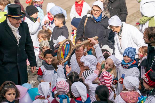 Kindergartenkinder entmachteten in Emmendingen Oberbürgermeister Schlatterer.

Foto: Jens Glade / Internetzeitung REGIOTRENDS