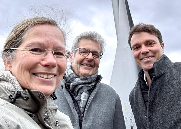 Trio am Dreispitz: Oberbürgermeisterin Diana Stöcker und Bürgermeister Lorenz Wehrle (Mitte) schauten sich jüngst gemeinsam mit Hafendirektor Florian Röthlingshöfer im Hafen Basel-Kleinhüningen um.

Foto: Stadtverwaltung Weil am Rhein / Stöcker