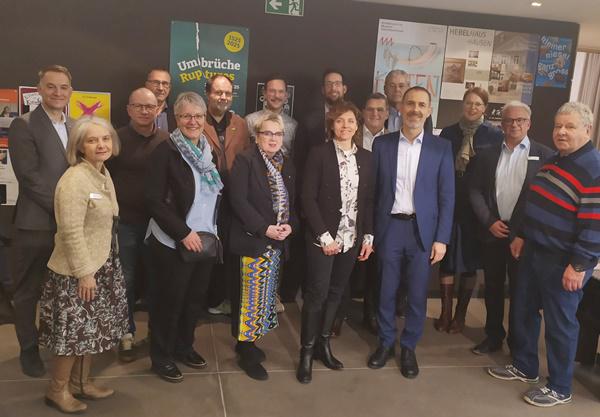 Christine Kaufmann, Gemeindepräsidentin von Riehen, und Oberbürgermeister Jörg Lutz mit Vertretende des Gemeinderats Riehen und des Ältestenrats Lörrach

Foto: Stadt Lörrach/Keyhan Hatami