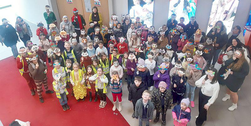 Deutsch-französische Grundschulkinder des Projekts „Spiel & Parle“ erlebten Theater in Neuried.
Die deutschen und französischen Kinder der Sprachkurse „Spiel & Parle“ zu Besuch im Theater Eurodistrict Baden Alsace.

Foto: Eurodistrict Strasbourg-Ortenau - Christelle Poulain