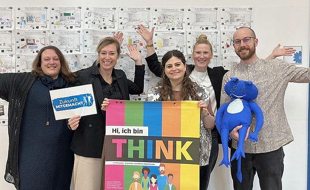 Maker Space-Raum zur Schulentwicklung wird in Offenburg eingerichtet.
Von links: Sabrina Wißmann (AG), Silke Moser (Schulleiterin), Stephanie Hugle, Madlen Barbo und Hannes Ernst (alle AG). 

Foto: Stadt Offenburg - Georg-Monsch-Schule