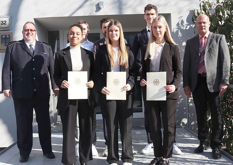 Berufseinsteiger beim Hauptzollamt Lörrach.
Vereidigung der neuen Bachelorstudentinnen und -studenten beim Hauptzollamt Lörrach. Links, Matthias Heuser (Leiter des Hauptzollamts Lörrach, links) und Alfred Plohmann (Ausbildungsleiter, rechts).

Foto: Hauptzollamt Lörrach