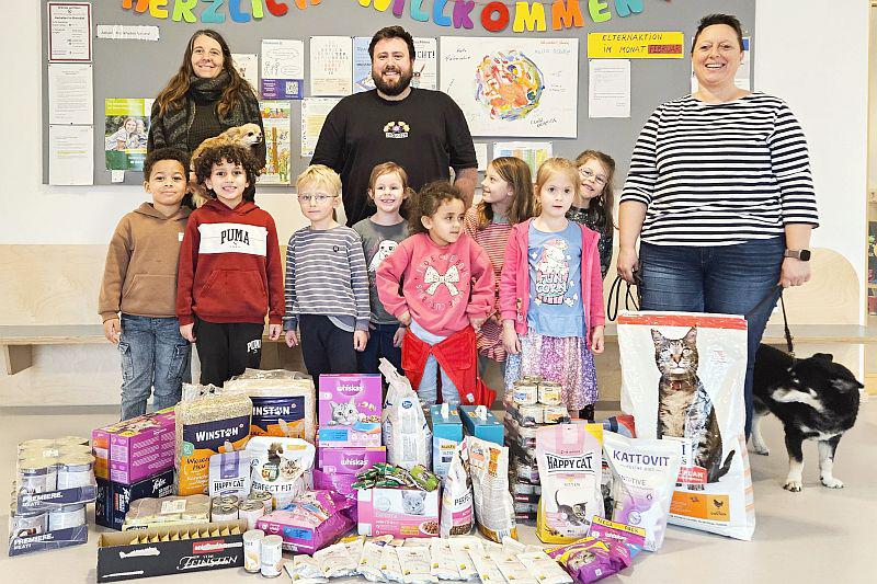 Kindergarten Kleine Stühle II in Weil am Rhein: Hinschauen und helfen.
Helfen und nicht wegsehen (hinten, von links): Helga Fischer vom Tierheim Weil am Rhein sowie Lukas Krauth und Beatrice Schreiber vom Kindergarten Kleine Stühle II freuen sich über die große Spendenbereitschaft der Kinder und deren Eltern.

Foto: Stadtverwaltung Weil am Rhein - Holzenkamp