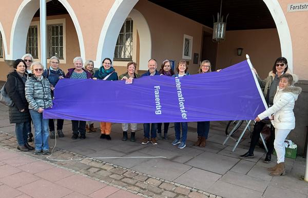 Zur Hissung der Fahne zum Weltfrauentag kamen Vertreterinnen des Frauennetzwerks Freudenstadt, Beate Gernsheimer (Vierte von rechts) und Tanja Wetzel (rechts), die Landtagsabgeordnete Katrin Schindele (Siebte von links), Bürgermeister Wolfgang Fahrner und Silke Finkbeiner (Dritte von rechts), Gleichstellungsbeauftragte des Landkreises, am Rathaus zusammen. 

Foto: Rath/Stadtverwaltung