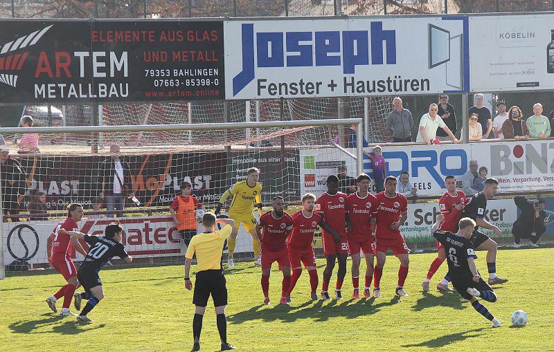 Bahlinger SC schlägt den FSV Frankfurt 3:2 (1:1)

In der Schlussphase verteidigte der BSC (rot) engagiert die 3:1-Führung

Bild: Reinhard Laniot / Internetzeitung REGIOTRENDS 