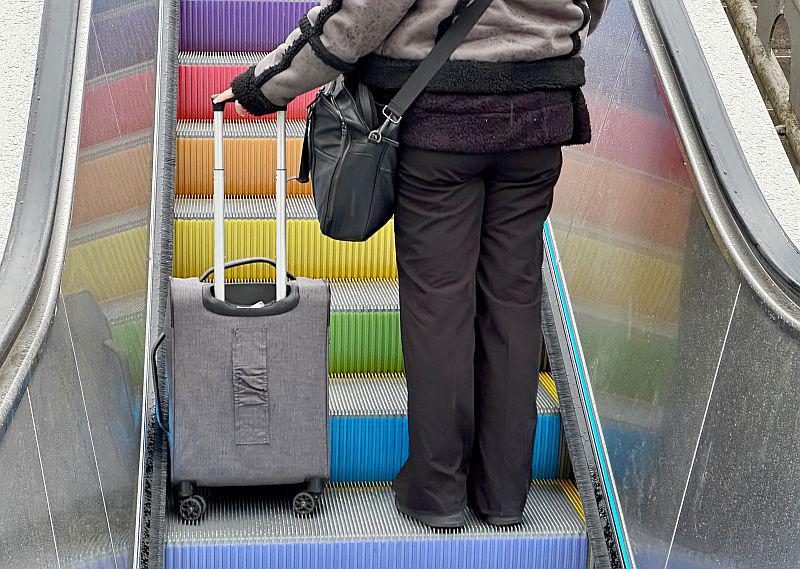 Kunterbunte Rolltreppe am Hauptbahnhof in Freiburg ist in Betrieb.

Foto: Freiburger Verkehrs AG