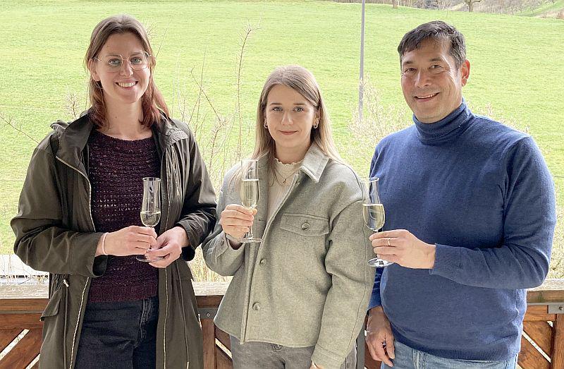 Energiegeladenes Finale: Hauptgewinn der Bürgerumfrage zu Lebensqualität & Klimaschutz in Denzlingen überreicht.
Klimaschutzkoordinatorin Beatrice Birkle (links) und Bürgermeister Markus Hollemann (rechts) übergaben ein Balkon-Solarkraftwerk an die glückliche Gewinnerin Theresa Löffler (Mitte). 

Foto: Gemeinde Denzlingen