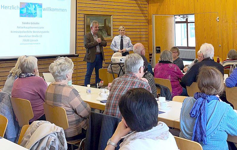 Präventionsveranstaltung in Weil am Rhein: Polizeikommissarin Sandra Grässlin gab in Märkt wichtige Tipps.
Ortsvorsteher Stefan Hoffmann und Polizei-Hauptkommissarin Sandra Grässlin freuen sich die gute Resonanz bei der Präventionsveranstaltung zum Thema Betrugsmaschen, von denen vor allem Seniorinnen und Senioren betroffen sind.

Foto: Stadtverwaltung Weil am Rhein - Anselm

 