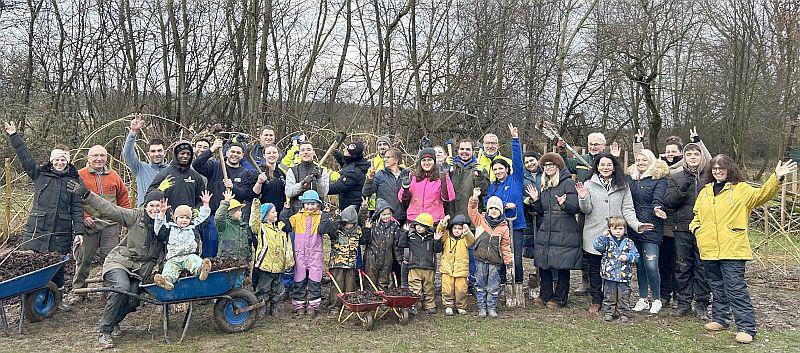 Auszubildende der Firma RUCH NOVAPLAST unterstützten die „Naturstrolche“ in Appenweier-Urloffen.
Von links: Hubert Huber (Förster), die Auszubildenden sowie Mitarbeiter der Firma RUCH NOVAPLAST, Herr Bruder (Landratsamt Ortenaukreis/Amt für Waldwirtschaft), die „Naturstrolche“ vom Schauenburg-Kindergarten sowie Ortsvorsteherin Pamela Otteni-Hertwig.

Foto: Gemeinde Appenweier