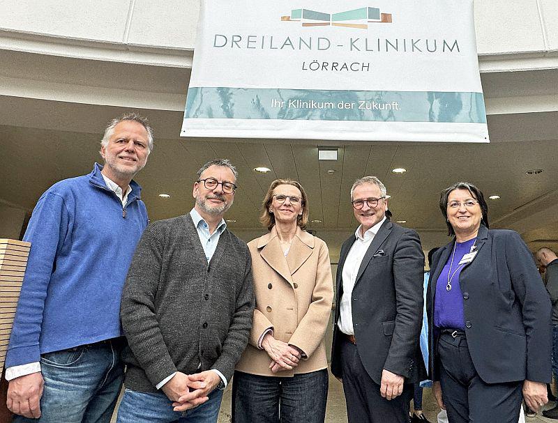 Kliniken Lörrach: Das neue Klinikum heißt Dreiland-Klinikum Lörrach.
Von links: Tilman Humpl (Ärztlicher Direktor), Thomas Schumacher (Projektleiter Campus Neues Klinikum), Monika Röther (Geschäftsführerin), Udo Lavendel (Vorsitzender Geschäftsführer) und Dubravka Kavur (Pflegedirektorin) freuen sich über die Wort-Bild-Marke des neuen Klinikums.

Foto: Kliniken des Landkreises Lörrach GmbH