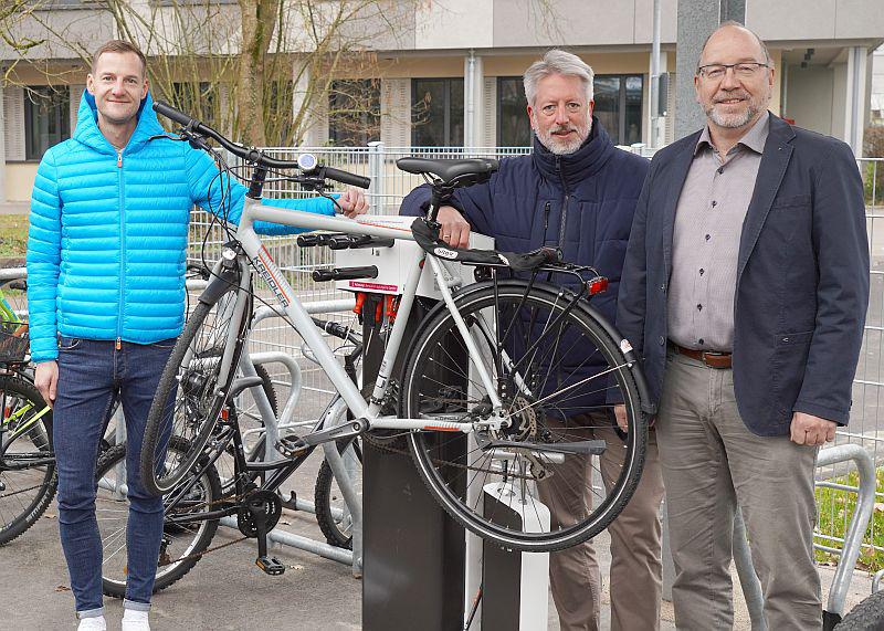 Radverkehr am Max-Planck-Gymnasium in Lahr gestärkt.
Von links: Martin Stehr (Verkehrsplaner der Stadt Lahr), Bürgermeister Tilman Petters und Schulleiter Martin Ries präsentieren die Radverkehrsförderung am Max-Planck-Gymnasium Lahr.

Foto: Stadt Lahr

 