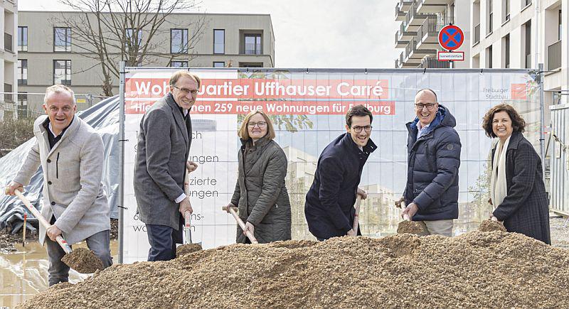 Startschuss für zweiten Bauabschnitt Uffhauser Straße in Freiburg gefallen.
Von links: Matthias Müller (kaufmännischer Geschäftsführer Freiburger Stadtbau), Baubürgermeister Martin Haag, Magdalena Szablewska (technische Geschäftsführerin), Oberbürgermeister Martin Horn, Christian Schneider (Ministerialdirektor und Amtschef im Ministerium für Landesentwicklung und Wohnen Baden-Württemberg) sowie Birgit Weiß (FSB-Projektleiterin).

Foto: Freiburger Stadtbau GmbH - M. Spiegelhalter