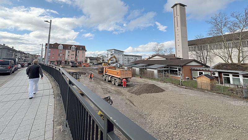 Bauprojekt Ecke Riedlistraße/Hauptstraße in Weil am Rhein bringt verkehrliche Einschränkungen mit sich.
Die Gehwege entlang der Baustelle auf der Hauptstraße (Bild) und entlang der Riedlistraße werden voraussichtlich ab 19. März 2025 für längere Zeit gesperrt bleiben.

Foto: Stadtverwaltung Weil am Rhein - Schiessl