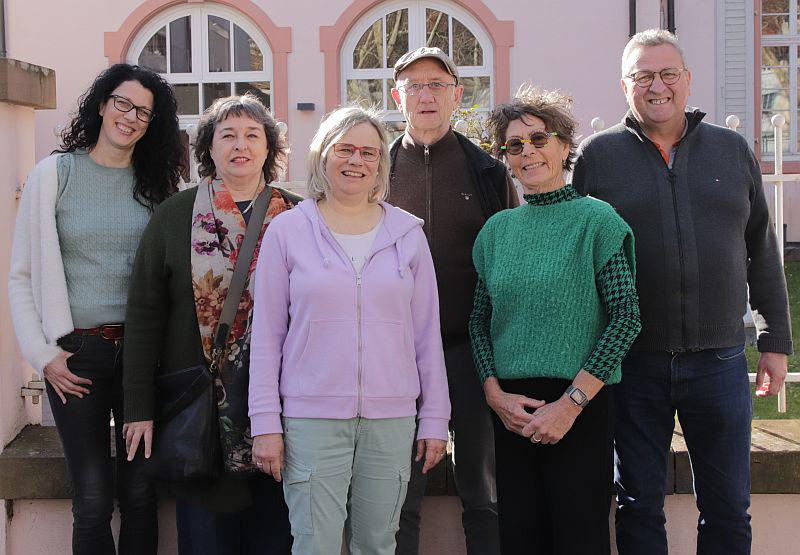 Großes Interesse an Innenstadt- und Gewölbekeller-Führungen in Offenburg.
Freuen sich auf zahlreiche Teilnehmende: (von links) Valerie Schoenenberg, Marion Herrmann-Malecha, Susanne Hansert, Dirk Ortlieb, Renée Hauser und Michael Schöner. 
Es fehlen: Petra Brinkop, Alexandra Eisinger, Cornelia Kalt-Jopen, Andreas Rendler und Andrea Wurth. 

Foto: Stadt Offenburg - Walz