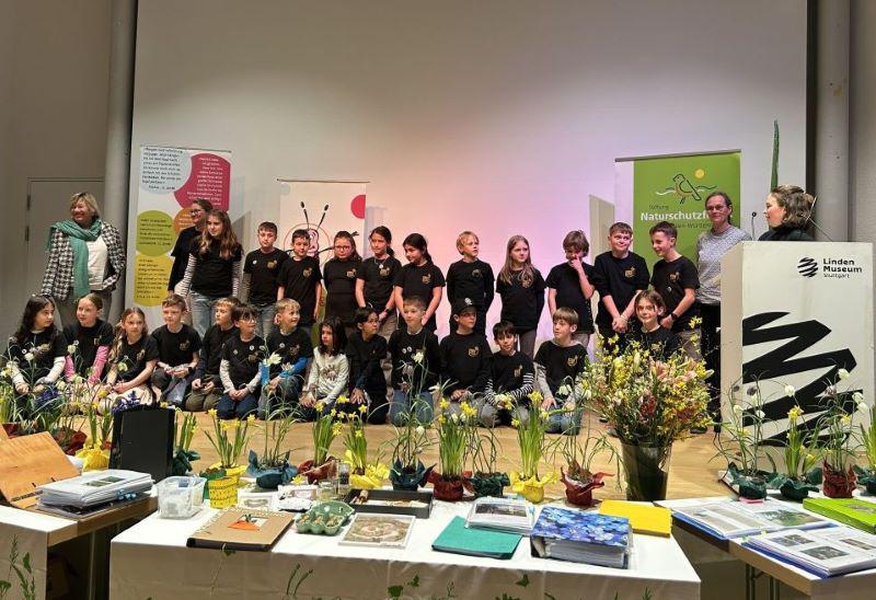 Die Kinder der Grundschule Kollmarsreute bei der Preisübergabe auf der Bühne 

Foto: Ann-Kathrin Mertz, BUNDjugend BW