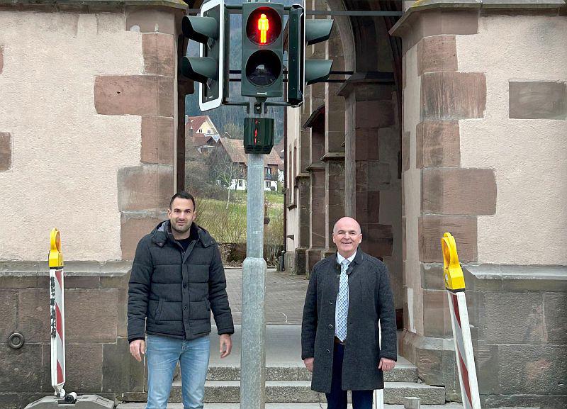 Modernisierte Fußgängerampel in Lautenbach sorgt für mehr Sicherheit und Barrierefreiheit.
Bürgermeister Thomas Krechtler (rechts) und Marcel Schiff vom Straßenbaumamt des Ortenaukreises nehmen die modernisierte Fußgängerampel in Lautenbach in Betrieb.

Foto: Landratsamt Ortenaukreis