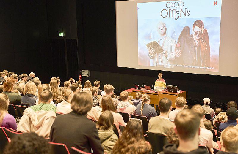 Rund 380 Erstsemester haben an der Hochschule Offenburg ihr Studium begonnen.
Grit Köhler, die Prorektorin für Studium und Lehre, begrüßte die Studienanfängerinnen und -anfänger. 

Foto: Hochschule Offenburg - Alexander Weigand