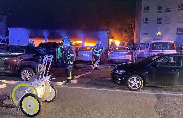 Pkw brannten auf Parkplatz des Malteser Hilfsdienstes in Freiburg.

Foto: Stadt Freiburg - Amt für Brand- und Katastrophenschutz