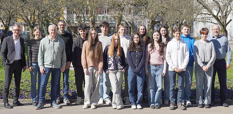 Bienvenue à Lahr - Schüler des Lycée Sud-Médoc aus Bordeaux wurden im Rathaus begrüßt.
Schüleraustausch mit Bordeaux – Empfang im Rathaus (von links): Oberbürgermeister Markus Ibert, Isabel Meinzer (Lehrerin Max-Planck-Gymnasium), Dimitri Lalanne und Manuel Hoffmann (beide Lehrer des Lycée Sud-Médoc Bordeaux), die Austauschschüler sowie Martin Ries (Schulleiter des Max-Planck Gymnasiums).

Foto: Stadt Lahr