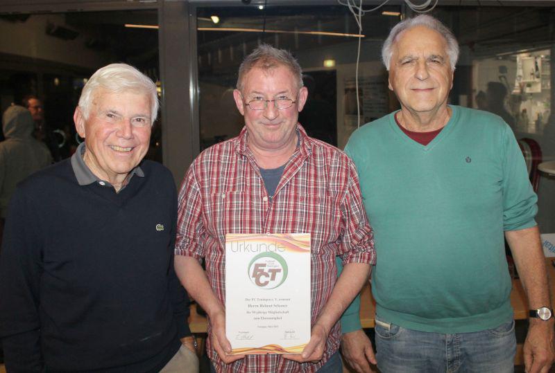 Großes Interesse herrschte an Generalversammlung beim FC Teningen.
Ehrung zu 50 Jahren Mitgliedschaft: Helmut Schoner (Mitte) wird vom Ehrenrat (Helmut Roser (links) und Siegfried Frick (rechts) geehrt.

Foto: FC Teningen 