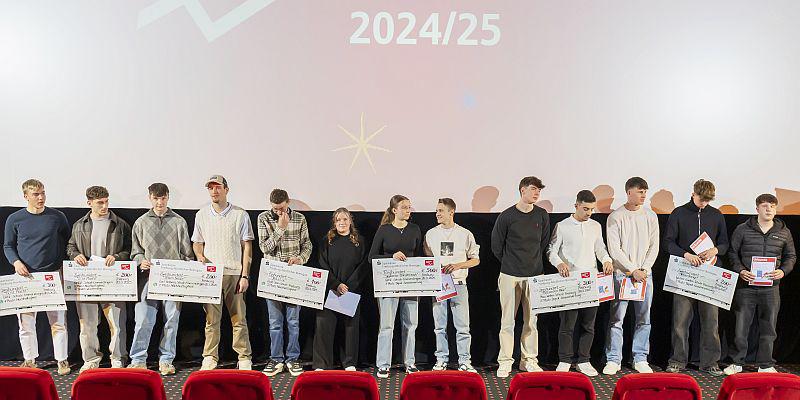 Popcorn, Action und Finanzbildung: Sieger des Planspiel Börse wurden im Harmonie-Kino in Freiburg geehrt.
Gewinnerteams bei der Siegerehrung des Planspiel Börse im Harmonie-Kino in Freiburg.

Foto: Sparkasse Freiburg-Nördlicher Breisgau - Jürgen Gocke