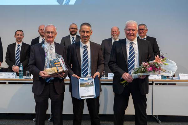 Harmonische Innungsversammlung der KFZ-Innung Freiburg

Von links: Geschäftsführer Erhard Bender, Albert Köberle, Obermeister Hansjörg Brutschin.

Foto: Jens Glade / Internetzeitung REGIOTRENDS