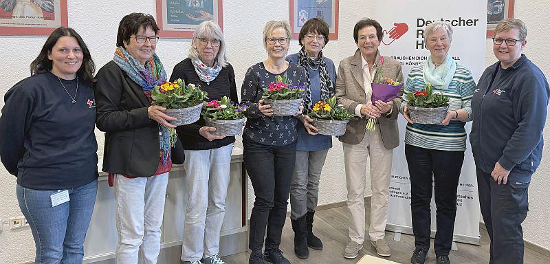 Mehr als Mode: Rotkreuz-Läden im Landkreis Emmendingen ehrten engagierte Helfer.
Von links: Sina Oehler (Koordinatorin der Rotkreuzläden); Zehn Jahre: Regina Erler, Gisela Keiluweit, Adelheid Siegel, Doris Metzger, Margrit Roch, Alice Sehlinger, (nicht auf dem Bild: Evelyn Schuler) und Ruth Würstlin (Kreisbereitschaftsleiterin).

Foto:  DRK Kreisverband Emmendingen e.V.