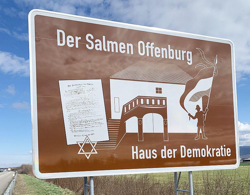 Der Salmen in Offenburg "auf der Autobahn".
Ein neues Hinweisschild für den Salmen und damit für Demokratie und Freiheit ziert nun die Autobahn 5.

Foto: Stadt Offenburg - Kurt Ries GmbH