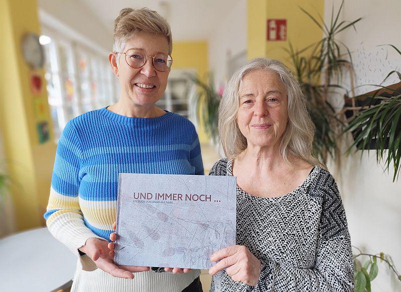 29. März 2025: Angelika Nain liest im Erzählzelt des Bunten Hauses in Offenburg.
Angelika Nain (rechts) mit Moderatorin Jutta Bissinger. 

Foto: Stadt Offenburg