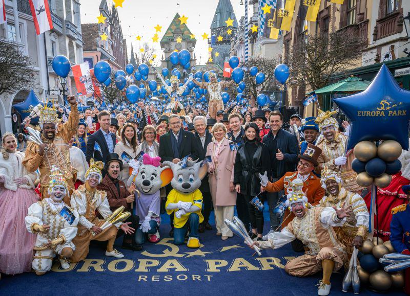 Die Inhaber-Familie Mack und die Mitarbeiter des Europa-Park heißen Tausende Besucher zum Saisonstart willkommen

Bild: Europa-Park